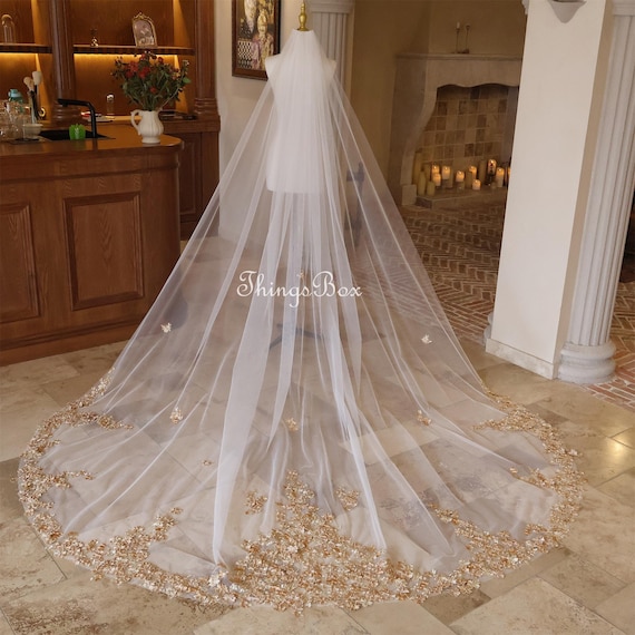 Metal Comb Veil Champagne Gold Flower Lace Wedding Veil  display picture 1