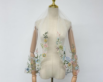 Kleurrijke wilde bloemen kant appliqué bruidssluier, tule bruidssluier kort, bloemensluier kamsluier, bloemen bladthema bruidssluier, vingertop
