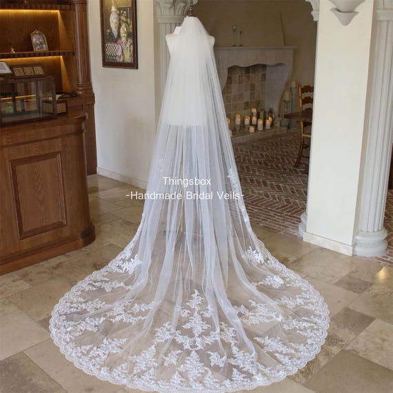 Vintage Pearl Scalloped Edge Wedding Veil, Floral Lace  display picture 1