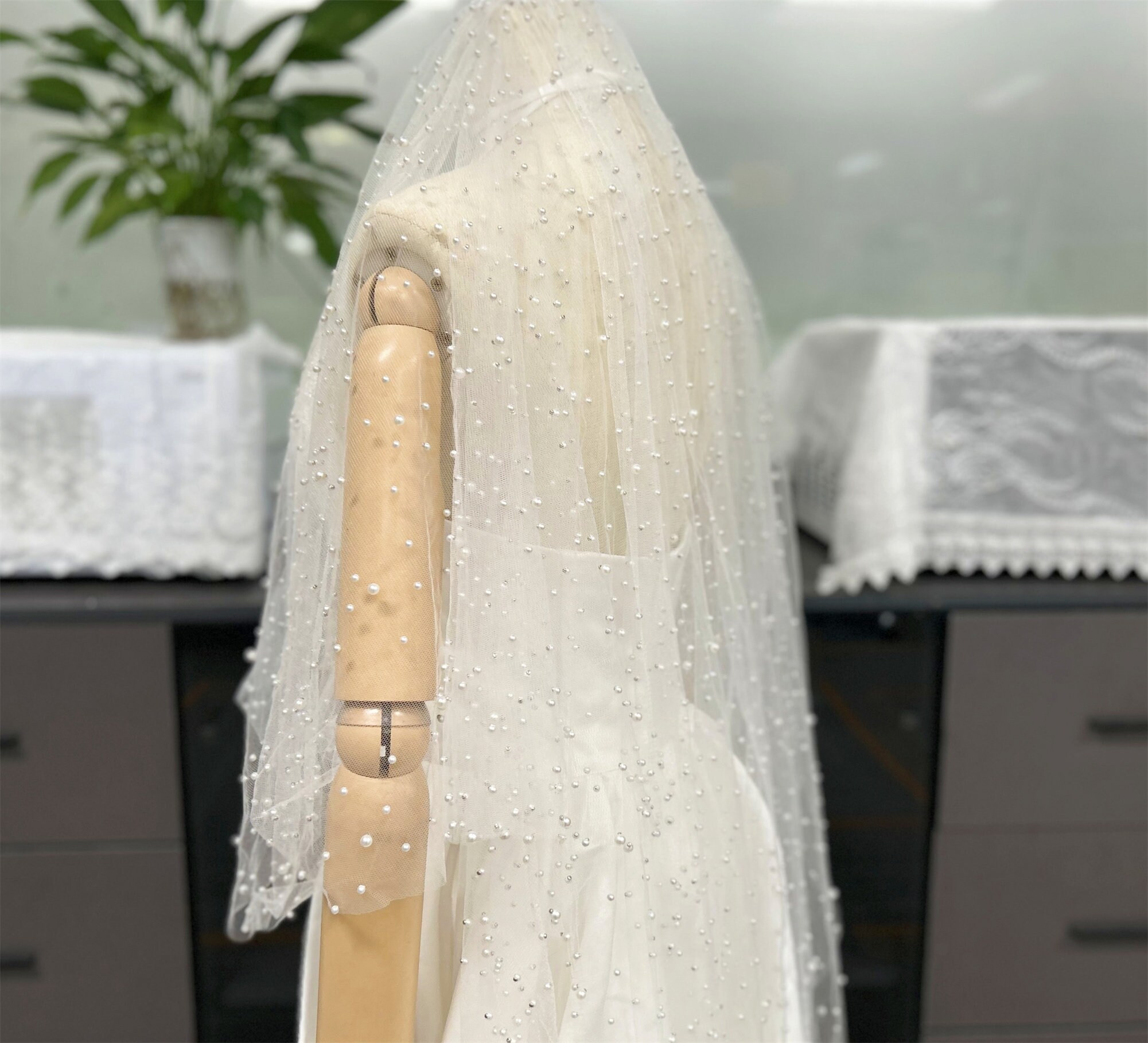 New beautiful 2T fingertip veil Perfect Bridal Ivory Two Tier 3D Flowers Edge Fingertip Veil main image 3