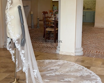 Véu de noiva estilo mantilha, luxuoso, com lantejoulas e aplicações de miçangas, renda floral, véu longo catedral com pente e detalhes em renda floral, feito sob medida.