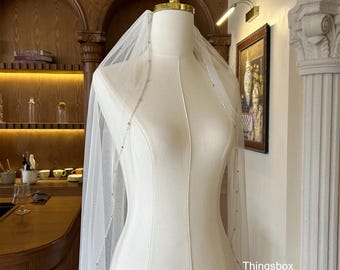 Romantische korte sluier met kralenaccenten van zirkoon en strass, bruidssluier met kralenrand, glinsterende korte sluier, ivoren bruidssluier vingertop