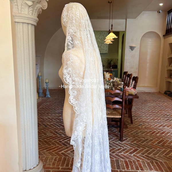 White lace veil, Vintage Full Lace Bridal Veil, Flower Lace Mantilla Veil, French Floral Lace Wedding Veil, Lace Veil with Comb