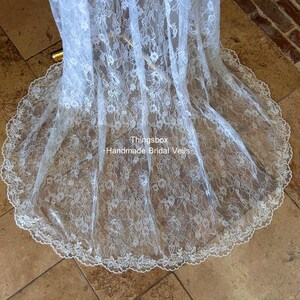 Może przedstawiać: Biały welon ślubny z koronki z falistym brzegiem. Welon wykonany jest z delikatnej koronki z kwiatowym wzorem. Widoczny jest tekst "Thingsbox Handmade Bridal Veils".