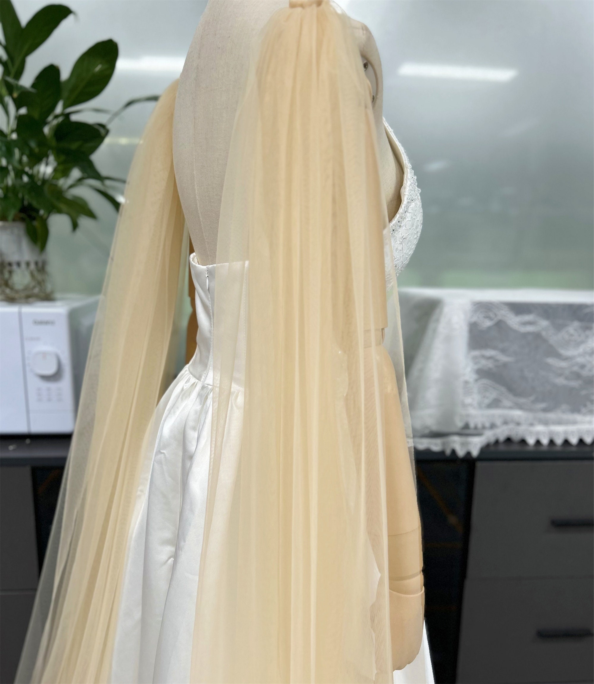 Champagne Shoulder Veil Simple Champagne Veil – London De Sivar main image 2