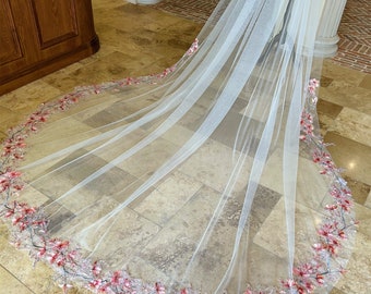 Véu de noiva bordado floral com miçangas rosa feito à mão - Véu de casamento personalizado elegante com detalhes de flores delicadas Pente de véu catedral