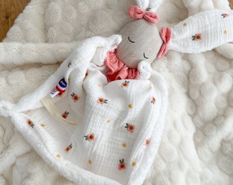 Doudou lapin lange brodé, doudou bébé personnalisé , cadeau naissance