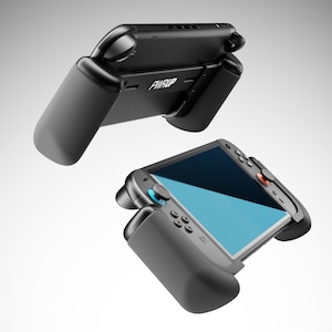 以下が含まれることがあります： 空中に1つと地面に1つ、コンソールが取り付けられた2つの黒いゲームコンソールグリップ。コンソールの画面は青色です。グリップにはボタンとジョイスティックがあります。「PWRUP」という文字がコンソールに表示されています。