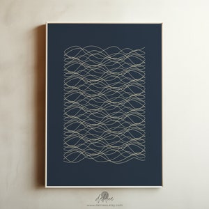 Puede incluir: Impresión de arte abstracto con un fondo azul marino y un patrón de líneas onduladas blancas.