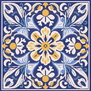 Può includere: Una piastrella blu e bianca con un motivo floreale giallo. La piastrella ha un design tradizionale con dettagli intricati.