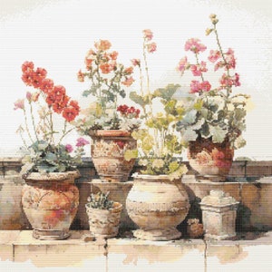 Puede incluir: Cinco macetas de terracota con flores rosas y rojas, dispuestas en un borde de piedra. Las macetas están decoradas con diseños intrincados y tienen un aspecto rústico y envejecido.