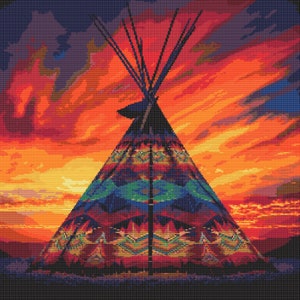 Puede incluir: Un patrón de punto de cruz de un tipi nativo americano contra un vibrante atardecer. El tipi presenta intrincados diseños geométricos en tonos de azul, verde, rojo y amarillo. El cielo del atardecer es una mezcla de tonos naranja, rojo y morado.