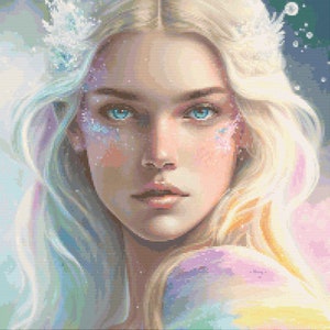 Può includere: Un ritratto di una donna con lunghi capelli biondi fluenti. Indossa una delicata corona di fiori bianchi sulla testa e i suoi occhi sono di un blu brillante. Lo sfondo è una morbida e eterea sfocatura di colori pastello.