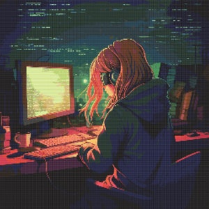 Könnte beinhalten: Eine Frau mit pinkfarbenem Haar sitzt vor einem Computerbildschirm, auf dem grüner Code angezeigt wird. Sie trägt einen dunkelblauen Hoodie und Kopfhörer. Der Raum ist schwach beleuchtet mit einem Schreibtisch und einer Tasse auf der Oberfläche.