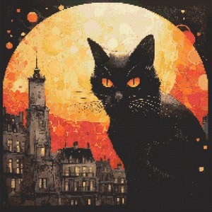 Puede incluir: Un gato negro con ojos amarillos brillantes se encuentra frente a una gran luna naranja y un edificio oscuro. La luna tiene una superficie texturizada y el edificio tiene muchas ventanas.