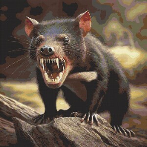 Puede incluir: Primer plano de un demonio de Tasmania con la boca abierta, mostrando dientes afilados. El demonio está de pie sobre un tronco de madera con un fondo borroso.