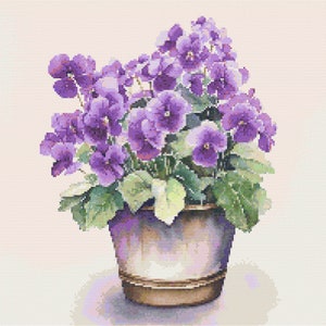 Op de afbeelding: Een potplant met een tros paarse bloemen in een bruine pot. De bloemen bloeien en hebben een delicate, aquarelachtige uitstraling.