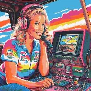 Peut inclure: Une femme aux cheveux blonds portant une chemise colorée et un casque est assise devant un écran d'ordinateur. L'écran affiche une image pixélisée d'un paysage. La femme regarde l'écran et tient un microphone.