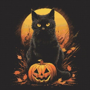 Puede incluir: Un gato negro se sienta frente a una calabaza tallada con una luna llena en el fondo. El gato tiene ojos amarillos y mira directamente al espectador. La calabaza tallada tiene una cara tallada y está iluminada desde adentro.