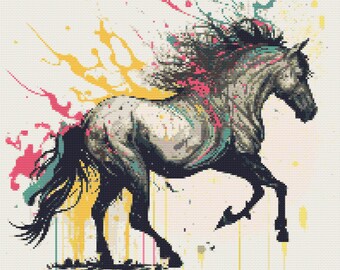 以下が含まれることがあります： 白いたてがみと尻尾を持つ黒い馬が、カラフルなペイントの飛沫の中を走っている。ペイントはピンク、イエロー、ブルー、グリーンの色のグラデーションである。