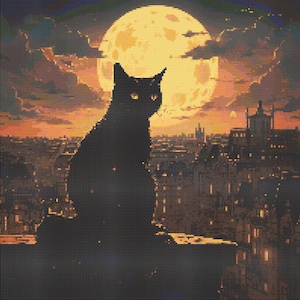 Puede incluir: Una silueta de gato negro se sienta en una azotea con vistas a un horizonte urbano de noche. La luna está llena y brillante, proyectando un cálido resplandor sobre la escena.