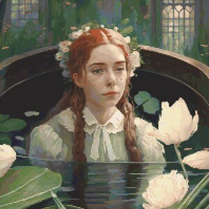 Puede incluir: Una joven con el pelo largo y rojo y un vestido blanco se sienta en un estanque rodeado de nenúfares blancos. Lleva una corona de flores blancas y mira hacia el agua.