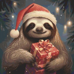 Puede incluir: Un perezoso marrón con un gorro de Papá Noel rojo sostiene una caja de regalo roja con un lazo dorado. El perezoso sonríe y tiene una expresión feliz. El fondo es azul oscuro con luces blancas.