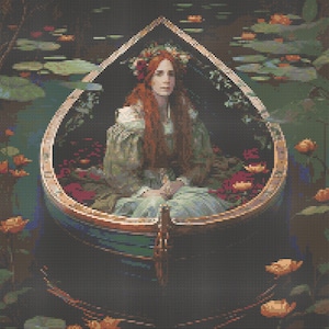 Puede incluir: Una mujer con largo cabello rojo y una corona floral está sentada en un marco en forma de bote, rodeada de nenúfares y flores. El bote está lleno de flores rojas, y la mujer lleva un vestido verde claro.