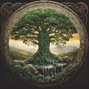 Könnte beinhalten: Ein grüner Lebensbaum mit komplizierten Wurzeln und Ästen, umgeben von einem kreisförmigen Rahmen mit keltischen Knoten. Der Baum steht vor dem Hintergrund eines Sonnenuntergangs über einer Landschaft mit einem kleinen Wasserfall an seiner Basis.