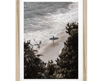 Strandsurferfotografie-afdruk: minimalistische surffoto, kustmuurkunst