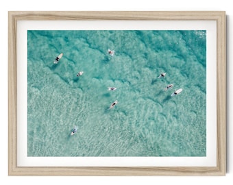 Fotografía de surf de bellas artes, vista aérea de surfistas en el océano, impresión, obra de arte minimalista enmarcada o sin marco para la decoración del hogar en la playa