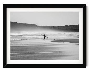 Lone Surfer Print: Minimalistische Schwarzweiß Strand Wand Kunst, Surf Fotografie