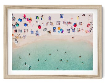 Lámina enmarcada con fotografía aérea de playa: Arte mural costero de la isla de Menorca, España.