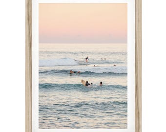 Grafika „Zachodzące słońce – surferzy”: dekoracja ścienna w stylu nadmorskim, fotografia vintage z surfingiem i oceanem