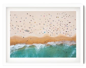 Fototapeta z motywem plaży, wydruk z małymi opalającymi się ludźmi, fotografia wybrzeża