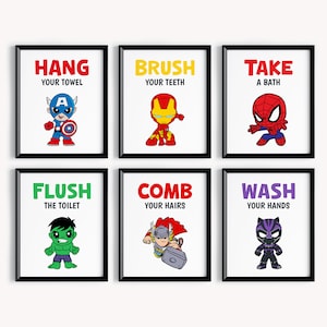 Puede incluir: Seis impresiones enmarcadas con personajes de superhéroes e instrucciones para el baño. Las instrucciones son "Cuelga tu toalla", "Cepilla tus dientes", "Toma un baño", "Tira de la cadena", "Peina tu cabello" y "Lava tus manos".