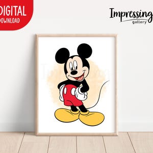 Pu&ograve; includere: Una stampa incorniciata con Topolino in posa classica. Topolino &egrave; raffigurato con orecchie nere, corpo nero, pantaloncini rossi, scarpe gialle e guanti bianchi. La stampa ha uno sfondo beige chiaro e il testo "Impressing gallery" &egrave; in alto.