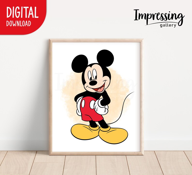 Pu&ograve; includere: Una stampa incorniciata con Topolino in posa classica. Topolino &egrave; raffigurato con orecchie nere, corpo nero, pantaloncini rossi, scarpe gialle e guanti bianchi. La stampa ha uno sfondo beige chiaro e il testo "Impressing gallery" &egrave; in alto.