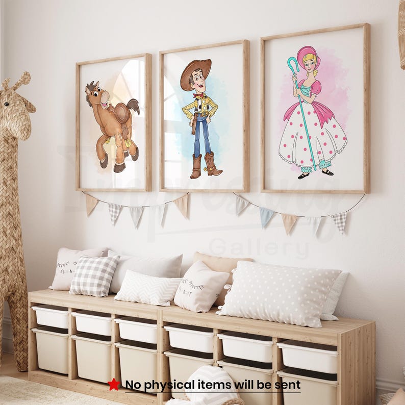 Peut inclure: Trois impressions encadr&eacute;es repr&eacute;sentant des personnages de dessins anim&eacute;s. L'une montre un cheval brun, une autre un cow-boy et la troisi&egrave;me une fille en robe rose. Les impressions sont au-dessus d'un banc de rangement avec des bacs blancs.