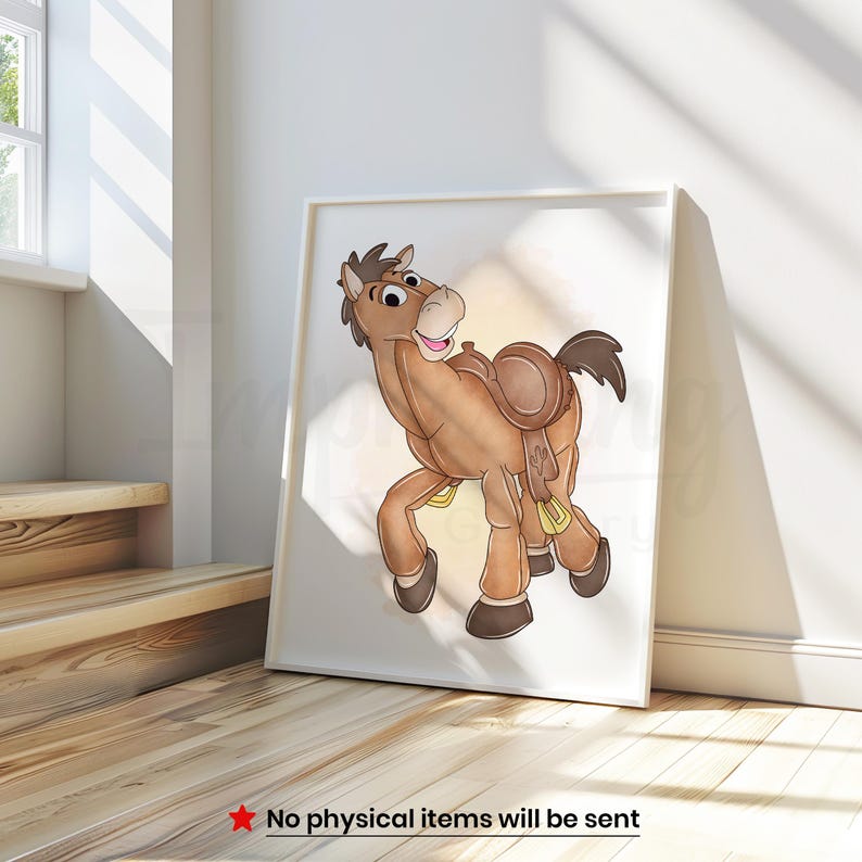 Peut inclure: Impression encadr&eacute;e d'un cheval de dessin anim&eacute; avec une selle. Le cheval est marron avec une crini&egrave;re et une queue brun clair, et une langue rose. L'impression est dans un cadre blanc, appuy&eacute;e contre un mur blanc. Le texte en bas dit "Aucun article physique ne sera envoy&eacute;."