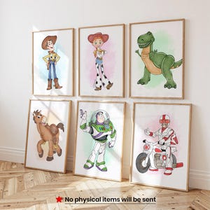 Peut inclure: Six impressions encadr&eacute;es pr&eacute;sentant des illustrations &agrave; l'aquarelle de personnages du film Toy Story. Les personnages incluent Woody, Jessie, Rex, Bullseye, Buzz l'&Eacute;clair et un motard. Chaque impression est dans un cadre en bois.