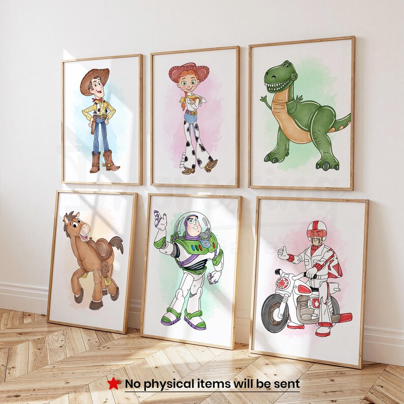 Peut inclure: Six impressions encadr&eacute;es pr&eacute;sentant des illustrations &agrave; l'aquarelle de personnages du film Toy Story. Les personnages incluent Woody, Jessie, Rex, Bullseye, Buzz l'&Eacute;clair et un motard. Chaque impression est dans un cadre en bois.