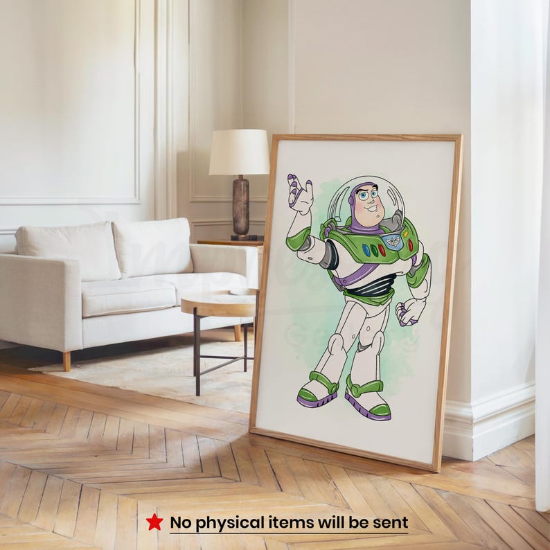 Peut inclure: Une affiche encadr&eacute;e repr&eacute;sentant Buzz l'&Eacute;clair de Toy Story. Le personnage de dessin anim&eacute; est v&ecirc;tu de sa combinaison spatiale blanche, verte et violette, avec un casque transparent. L'affiche est encadr&eacute;e dans un cadre en bois clair.