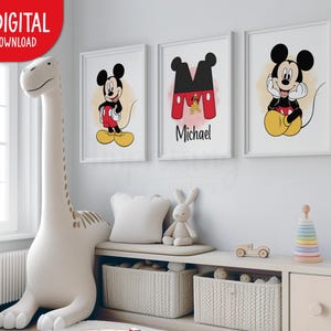 Pu&ograve; includere: Tre stampe artistiche incorniciate di Topolino. Una raffigura Topolino in piedi, un'altra la lettera "M" con i colori di Topolino e il nome "Michael", e la terza mostra Topolino con le mani sul mento. Le stampe sono in una cameretta.