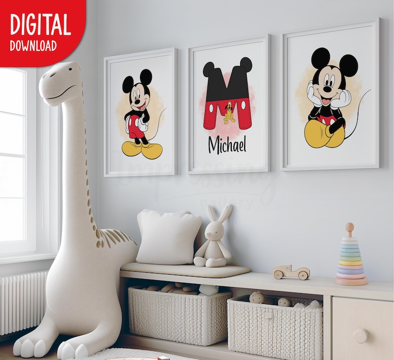 Pu&ograve; includere: Tre stampe artistiche incorniciate di Topolino. Una raffigura Topolino in piedi, un'altra la lettera "M" con i colori di Topolino e il nome "Michael", e la terza mostra Topolino con le mani sul mento. Le stampe sono in una cameretta.