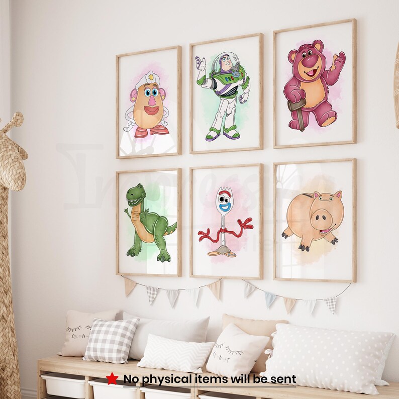 Peut inclure: Ensemble de six impressions d'art encadr&eacute;es pr&eacute;sentant des illustrations &agrave; l'aquarelle de personnages de Toy Story. Les personnages incluent Mr. Potato Head, Buzz Lightyear, Lotso, Rex, Forky et Hamm. Les impressions sont affich&eacute;es sur un mur blanc.
