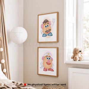 Peut inclure: Deux impressions encadr&eacute;es repr&eacute;sentant des personnages de dessins anim&eacute;s avec des t&ecirc;tes en forme de pomme de terre. L'un a une moustache et un chapeau, l'autre un diad&egrave;me. Les impressions sont dans des cadres en bois et sont accroch&eacute;es &agrave; un mur beige.