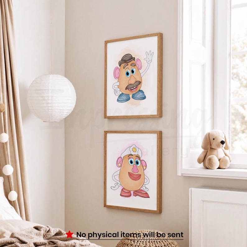 Peut inclure: Deux impressions encadr&eacute;es repr&eacute;sentant des personnages de dessins anim&eacute;s avec des t&ecirc;tes en forme de pomme de terre. L'un a une moustache et un chapeau, l'autre un diad&egrave;me. Les impressions sont dans des cadres en bois et sont accroch&eacute;es &agrave; un mur beige.