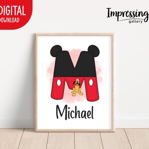 Pu&ograve; includere: Download digitale incorniciato con la lettera "M" stilizzata in nero e rosso, che ricorda Topolino. Il design include Pluto e il nome "Michael" sotto. L'angolo in alto a sinistra ha un cerchio rosso con le parole "DIGITAL DOWNLOAD".