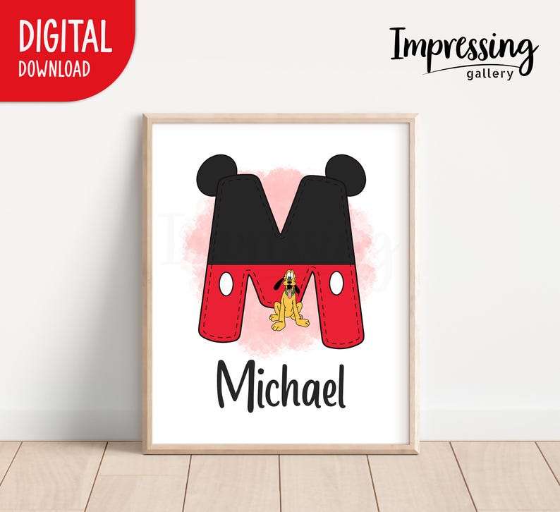 Pu&ograve; includere: Download digitale incorniciato con la lettera "M" stilizzata in nero e rosso, che ricorda Topolino. Il design include Pluto e il nome "Michael" sotto. L'angolo in alto a sinistra ha un cerchio rosso con le parole "DIGITAL DOWNLOAD".